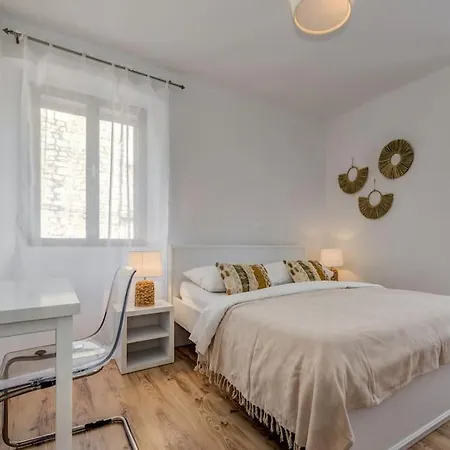 3 Bedrooms Charming Stone House In Old Town Apartment *
