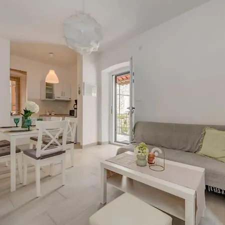 Apartment 3 Bedrooms Charming Stone House In Old Town *